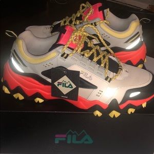 Only worn once Fila’s oakmont sneakers. ✨